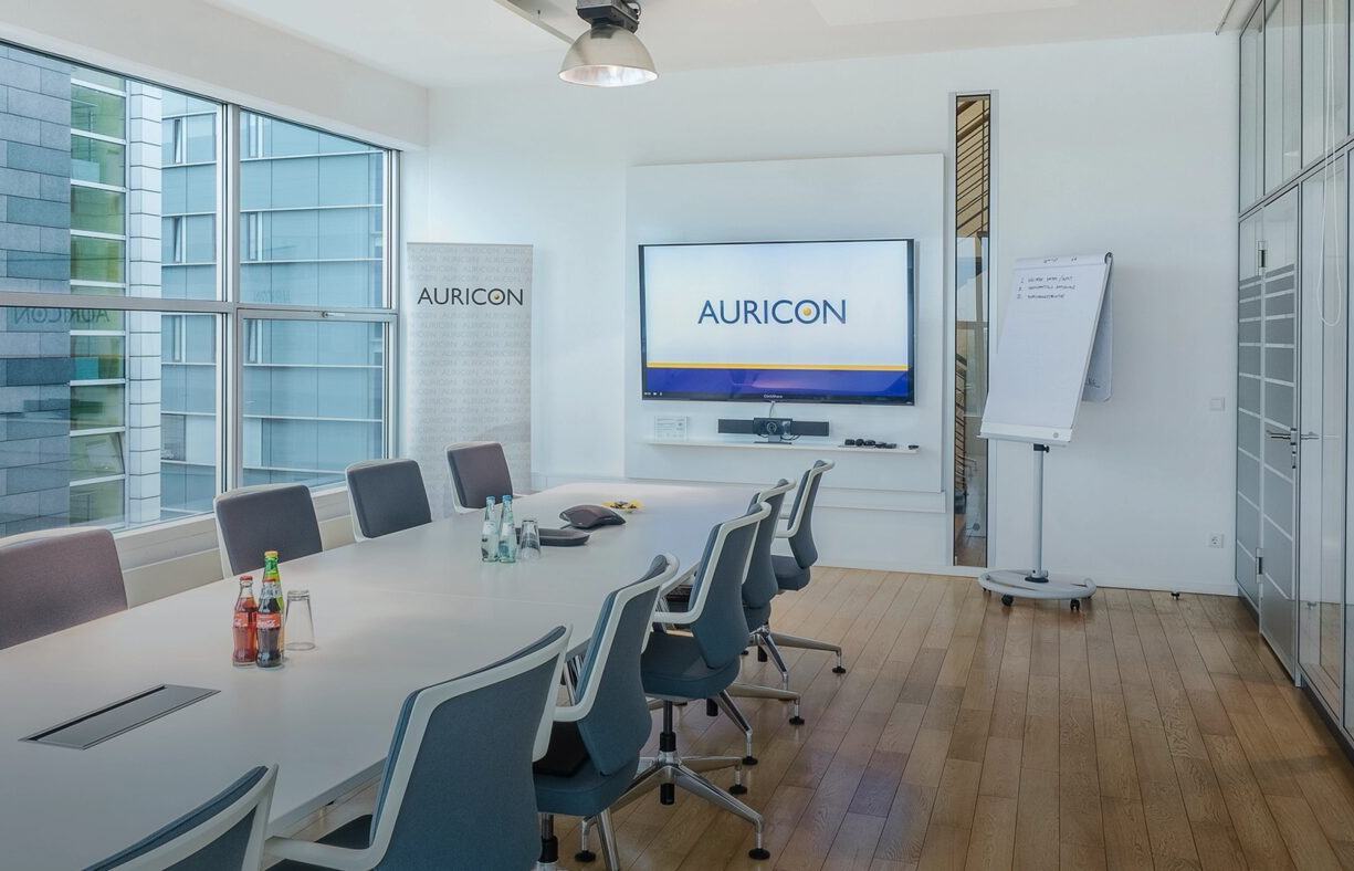 Moderner Konferenzraum bei AURICON mit großem Besprechungstisch